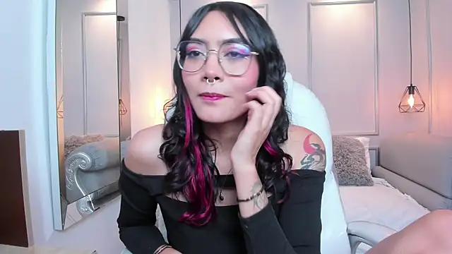 Snapshot of AzuraKindong chatting on 03-21-25, 10:28 AzuraKindong online show from 03-21-25, 10:28