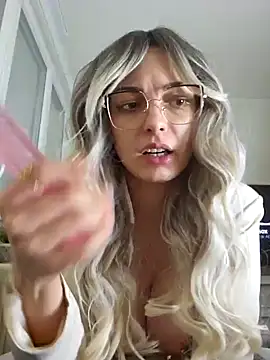 Snapshot of La_Nebulleuse-Nebulla chatting on 01-30-25, 09:58 La Nebulleuse-Nebulla online show from 01-30-25, 09:58