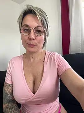Snapshot of marinella07 chatting on 01-15-26, 11:48 marinella07 online show from 01-15-26, 11:48