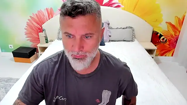 Snapshot of BlowMyXXL chatting on 11-18-25, 04:22 BlowMyXXL online show from 11-18-25, 04:22