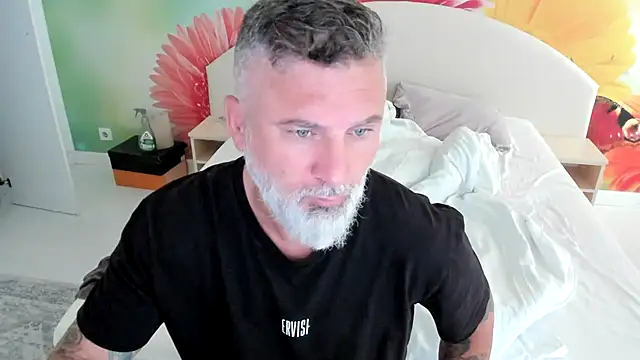 Snapshot of BlowMyXXL chatting on 11-21-25, 10:47 BlowMyXXL online show from 11-21-25, 10:47