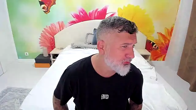 Snapshot of BlowMyXXL chatting on 11-25-25, 04:18 BlowMyXXL online show from 11-25-25, 04:18