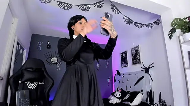 Snapshot of Raven_Witch_ chatting on 10-19-25, 10:43 Raven Witch online show from 10-19-25, 10:43