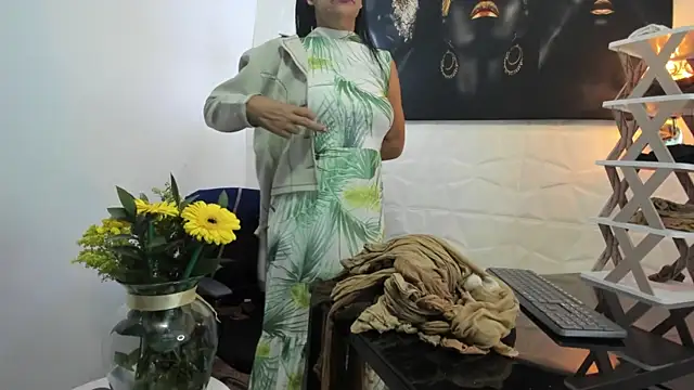Snapshot of miss_lucero1 chatting on 02-14-25, 03:43 miss lucero1 online show from 02-14-25, 03:43