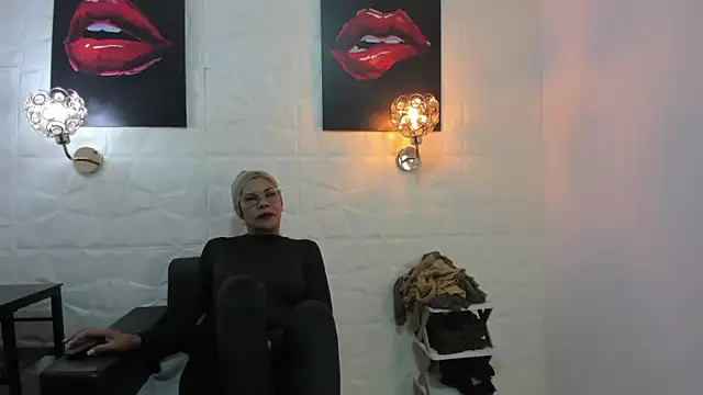 Snapshot of miss_lucero1 chatting on 02-27-25, 07:04 miss lucero1 online show from 02-27-25, 07:04