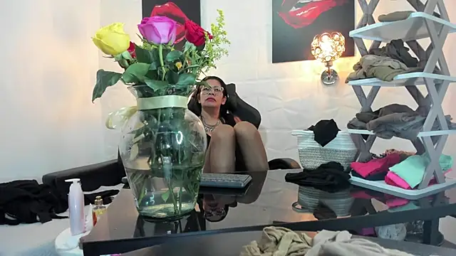 Snapshot of miss_lucero1 chatting on 03-20-25, 04:29 miss lucero1 online show from 03-20-25, 04:29