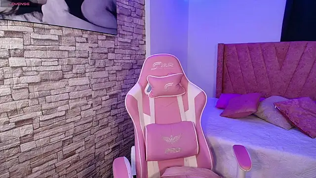 Snapshot of RachelStein chatting on 10-10-25, 08:13 RachelStein online show from 10-10-25, 08:13