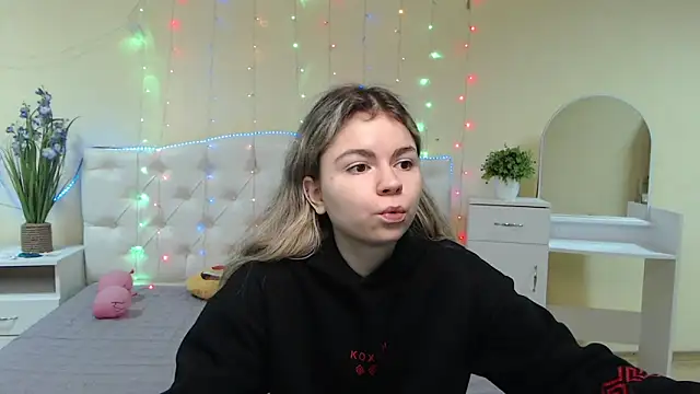 TinaRedly online show from 01-28-25, 06:28