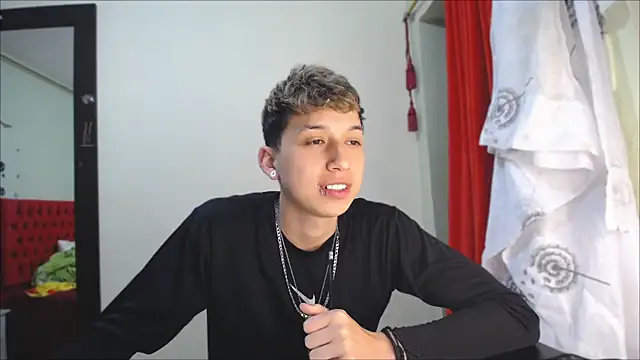 Snapshot of _Thomas_hot_ chatting on 12-18-24, 07:30  Thomas hot  online show from 12-18-24, 07:30