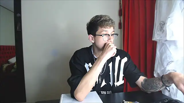 Snapshot of _Thomas_hot_ chatting on 12-27-24, 10:48  Thomas hot  online show from 12-27-24, 10:48