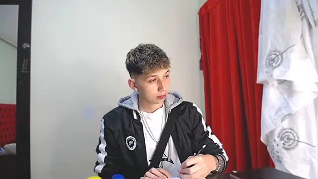 Snapshot of _Thomas_hot_ chatting on 01-01-25, 09:31  Thomas hot  online show from 01-01-25, 09:31