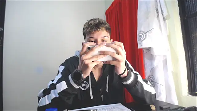 Snapshot of _Thomas_hot_ chatting on 01-12-25, 01:11  Thomas hot  online show from 01-12-25, 01:11