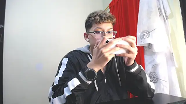 Snapshot of _Thomas_hot_ chatting on 01-12-25, 04:21  Thomas hot  online show from 01-12-25, 04:21
