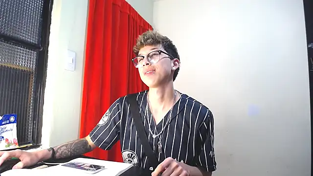 Snapshot of _Thomas_hot_ chatting on 02-04-25, 06:17  Thomas hot  online show from 02-04-25, 06:17
