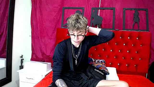 Snapshot of _Thomas_hot_ chatting on 02-16-25, 12:19  Thomas hot  online show from 02-16-25, 12:19