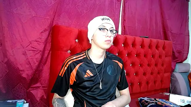 Snapshot of _Thomas_hot_ chatting on 03-22-25, 02:27  Thomas hot  online show from 03-22-25, 02:27