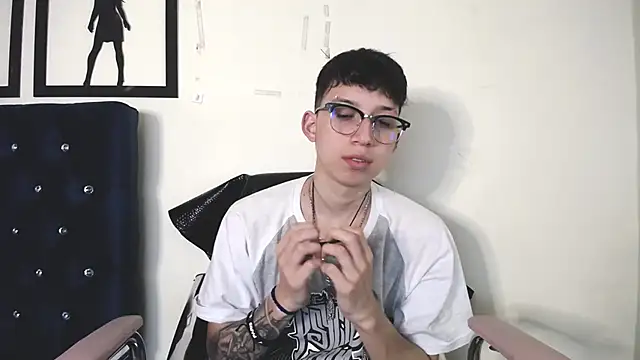 Snapshot of _Thomas_hot_ chatting on 09-24-25, 02:04  Thomas hot  online show from 09-24-25, 02:04