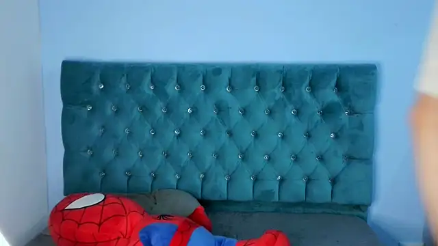  Thomas hot  online show from 12-18-25, 03:23