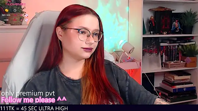 Snapshot of me__hanna chatting on 11-18-25, 10:25 me hanna online show from 11-18-25, 10:25