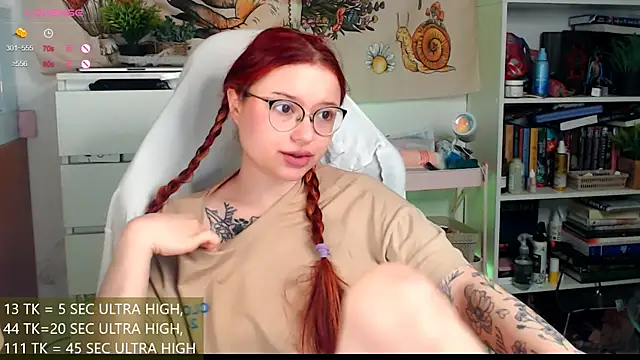 Snapshot of me__hanna chatting on 12-16-25, 01:32 me hanna online show from 12-16-25, 01:32