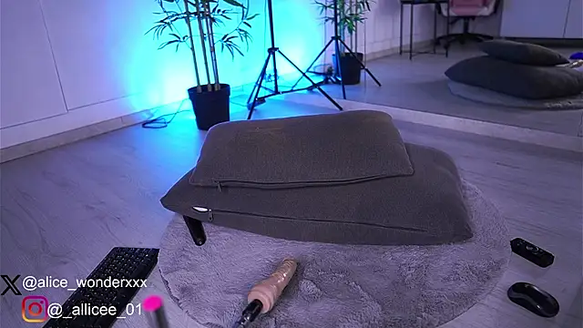 VanessaSimon online show from 03-10-25, 09:32