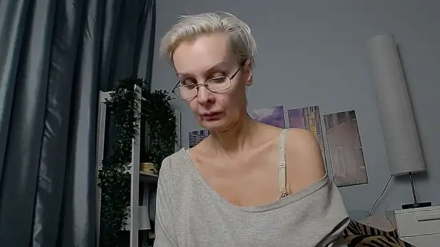 Snapshot of HelgaHimmell chatting on 01-21-25, 10:30 HelgaHimmell online show from 01-21-25, 10:30