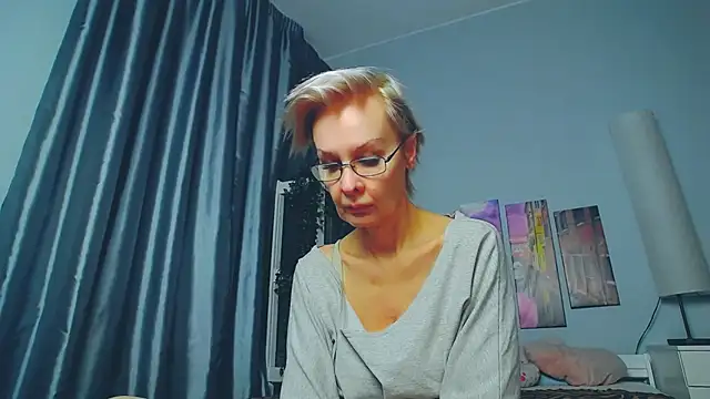 Snapshot of HelgaHimmell chatting on 03-15-25, 10:00 HelgaHimmell online show from 03-15-25, 10:00