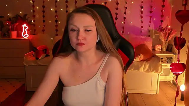 Snapshot of desperatehousewife__ chatting on 02-13-25, 03:18 desperatehousewife online show from 02-13-25, 03:18