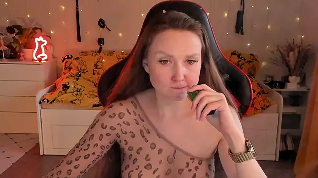 Snapshot of desperatehousewife__ chatting on 09-14-25, 02:38 desperatehousewife online show from 09-14-25, 02:38