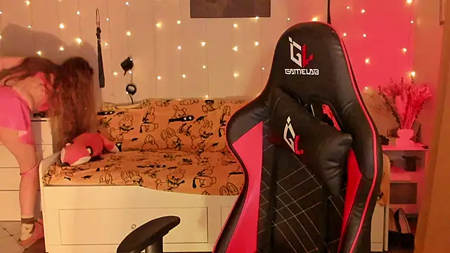 Snapshot of desperatehousewife__ chatting on 10-04-25, 04:16 desperatehousewife online show from 10-04-25, 04:16