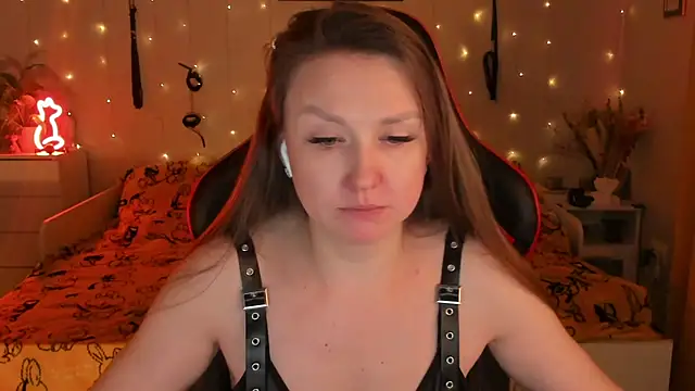 Snapshot of desperatehousewife__ chatting on 10-18-25, 07:36 desperatehousewife online show from 10-18-25, 07:36