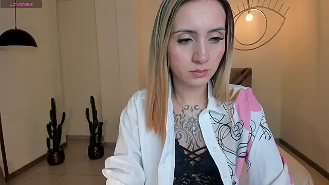 Snapshot of MollySundersX chatting on 01-17-26, 08:45 MollySundersX online show from 01-17-26, 08:45