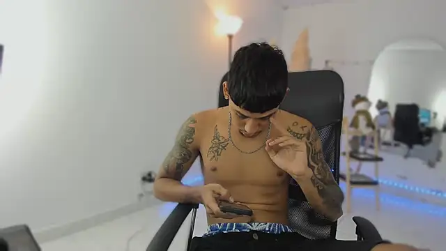 Snapshot of slim_master12 chatting on 12-18-25, 11:44 slim master12 online show from 12-18-25, 11:44