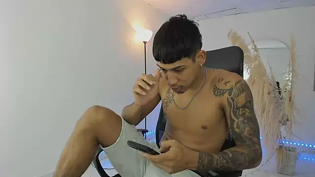 Snapshot of slim_master12 chatting on 12-22-25, 10:51 slim master12 online show from 12-22-25, 10:51