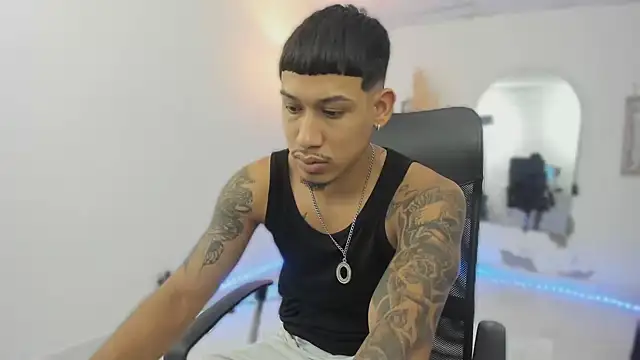 Snapshot of slim_master12 chatting on 01-16-26, 11:42 slim master12 online show from 01-16-26, 11:42