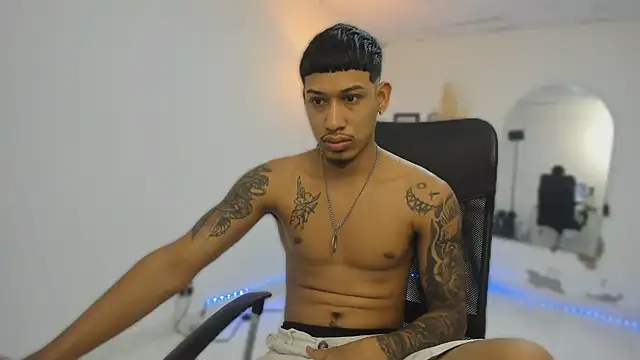 Snapshot of slim_master12 chatting on 01-17-26, 11:48 slim master12 online show from 01-17-26, 11:48