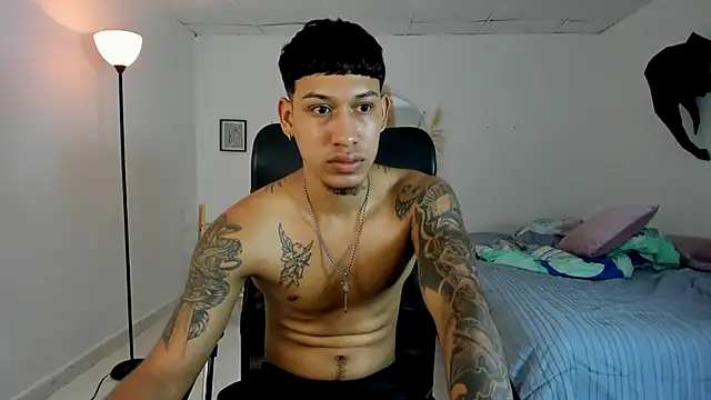 Snapshot of slim_master12 chatting on 03-10-26, 11:43 slim master12 online show from 03-10-26, 11:43