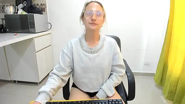 Snapshot of Adele_johnsonn1 chatting on 03-13-25, 05:50 Adele johnsonn1 online show from 03-13-25, 05:50