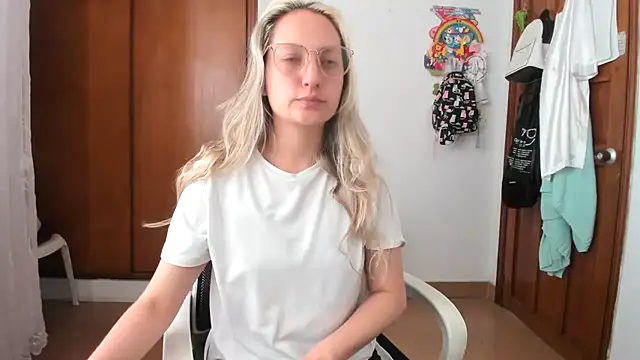 Snapshot of Adele_johnsonn1 chatting on 11-19-25, 03:45 Adele johnsonn1 online show from 11-19-25, 03:45