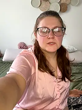 Snapshot of sexybee124 chatting on 10-15-25, 03:12 sexybee124 online show from 10-15-25, 03:12