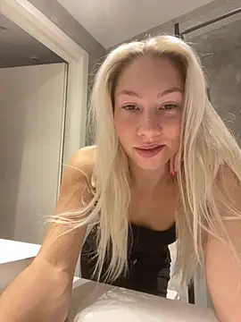 Snapshot of LuisaBecker chatting on 12-11-24, 02:00 LuisaBecker online show from 12-11-24, 02:00