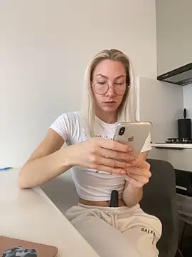 Snapshot of LuisaBecker chatting on 12-12-24, 11:40 LuisaBecker online show from 12-12-24, 11:40