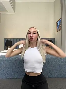 Snapshot of LuisaBecker chatting on 12-24-24, 09:50 LuisaBecker online show from 12-24-24, 09:50