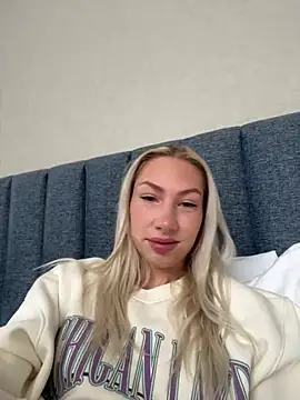 Snapshot of LuisaBecker chatting on 12-25-24, 06:20 LuisaBecker online show from 12-25-24, 06:20