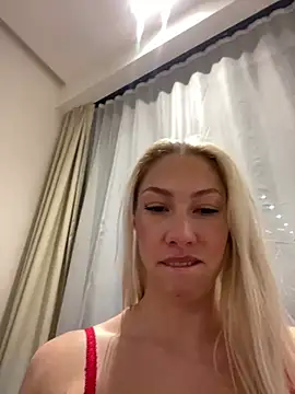 Snapshot of LuisaBecker chatting on 12-26-24, 04:14 LuisaBecker online show from 12-26-24, 04:14