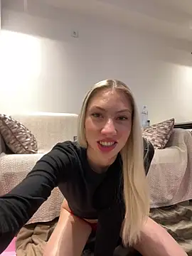 Snapshot of LuisaBecker chatting on 12-26-24, 08:42 LuisaBecker online show from 12-26-24, 08:42