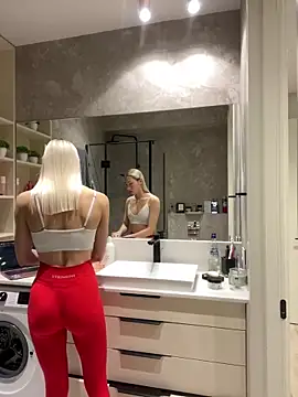 Snapshot of LuisaBecker chatting on 12-31-24, 02:25 LuisaBecker online show from 12-31-24, 02:25