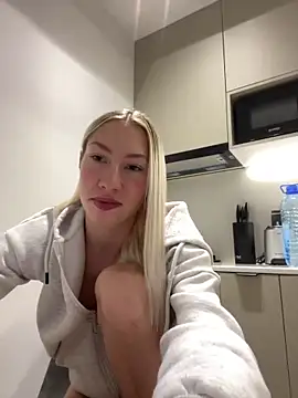 Snapshot of LuisaBecker chatting on 01-02-25, 03:19 LuisaBecker online show from 01-02-25, 03:19