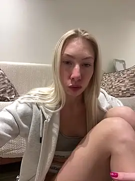 Snapshot of LuisaBecker chatting on 01-02-25, 06:34 LuisaBecker online show from 01-02-25, 06:34