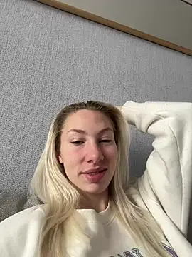 Snapshot of LuisaBecker chatting on 01-07-25, 09:40 LuisaBecker online show from 01-07-25, 09:40